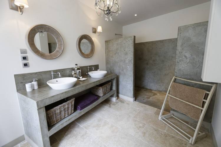 Salle de bain effet beton, salle de bain moderne design, salon prune et gris