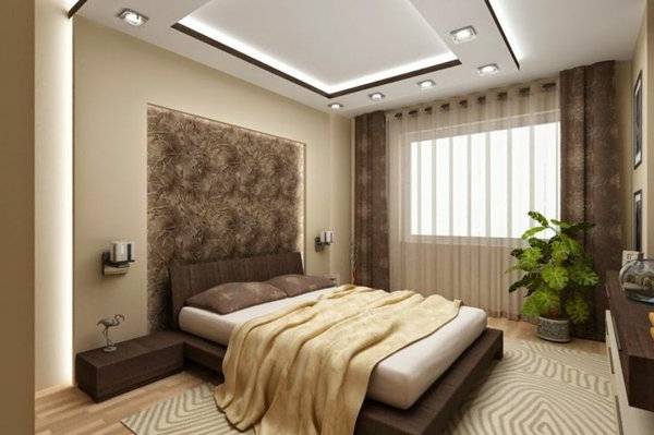 Angle intérieur de chambre à coucher blanc et beige avec un lit double,  plusieurs tables de chevet, une armoire en bois et de grandes fenêtres avec  rideaux